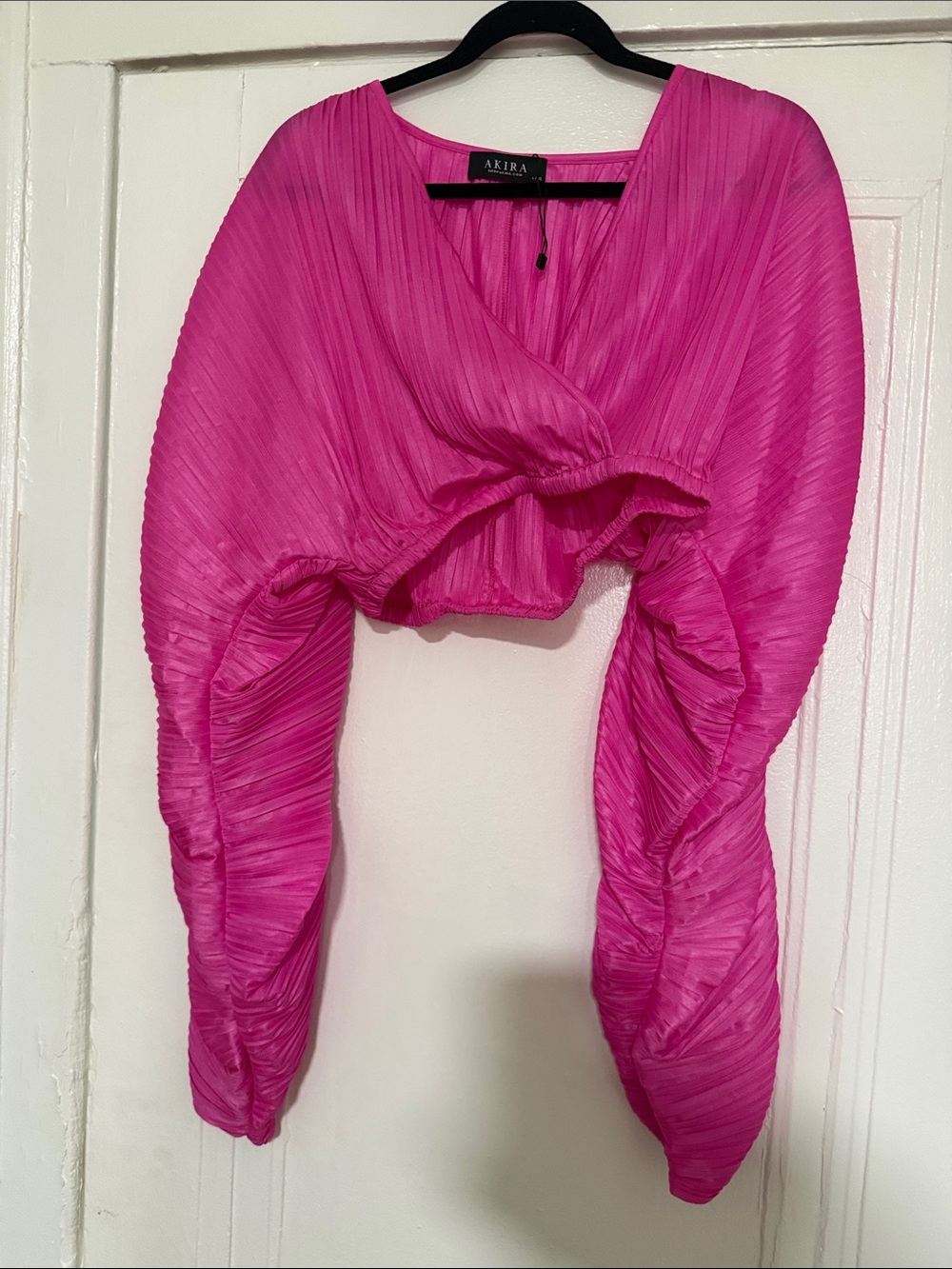 Cropped plisse ruched sleeve.